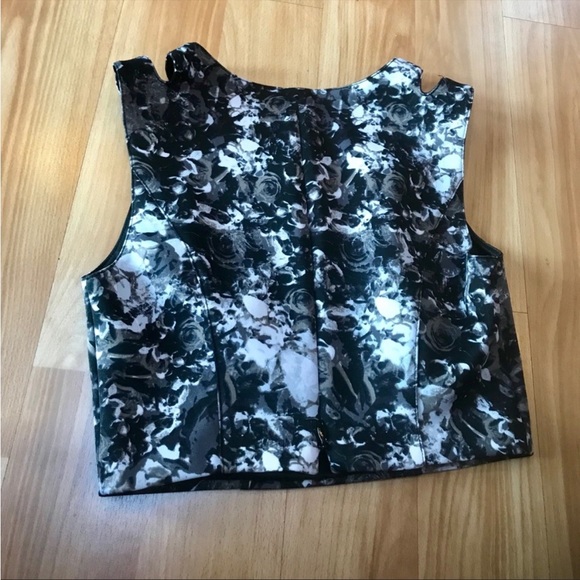 Bebe print scuba crop top - Like new ⭐️ - Picture 4 of 5